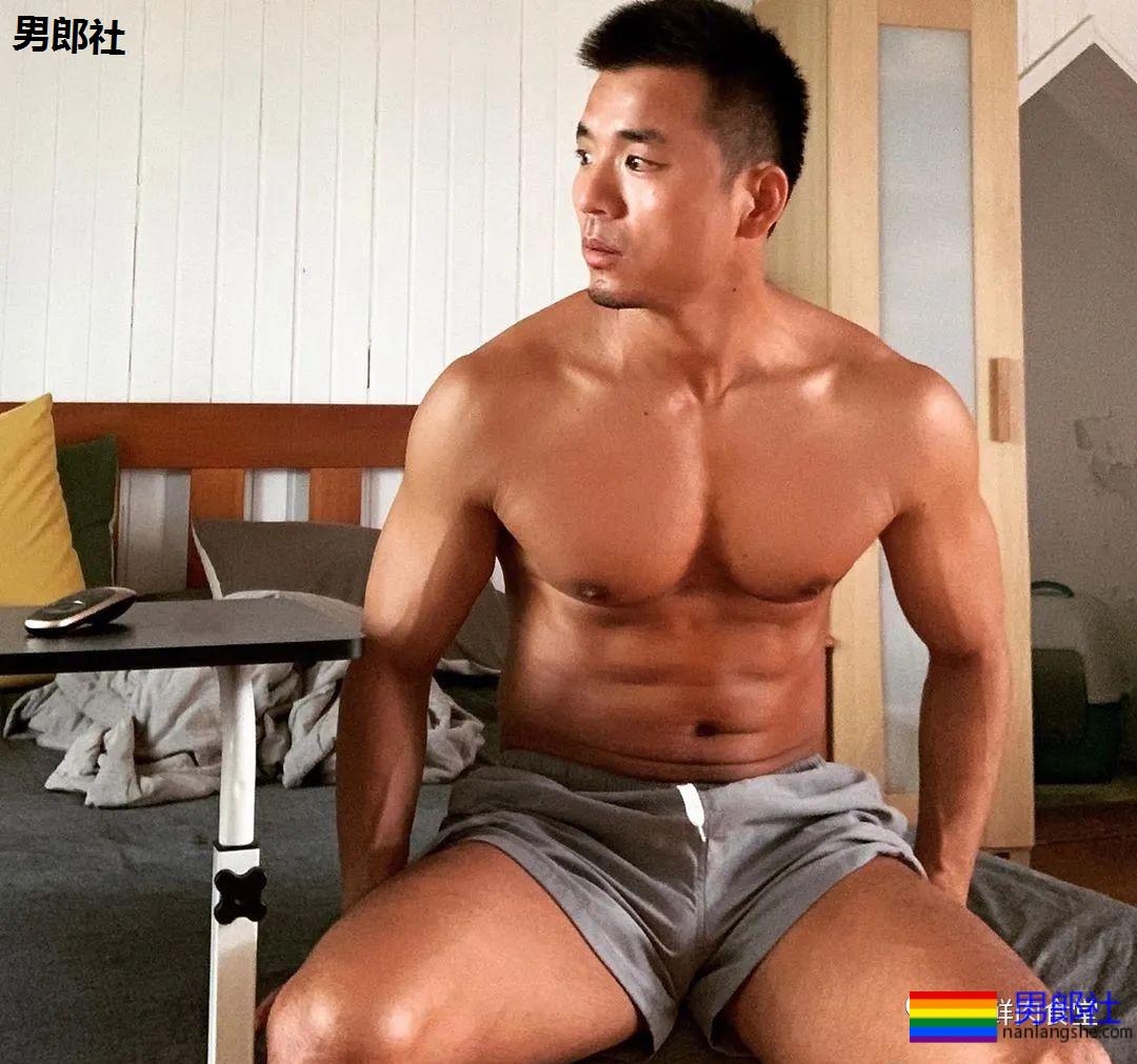 大胸黝黑肌肉汉子,运动裤透露 “ 大 ” 实力!! - 51虹马 大胸黝黑肌肉汉子,运动裤透露 “ 大 ” 实力!! - 51虹马