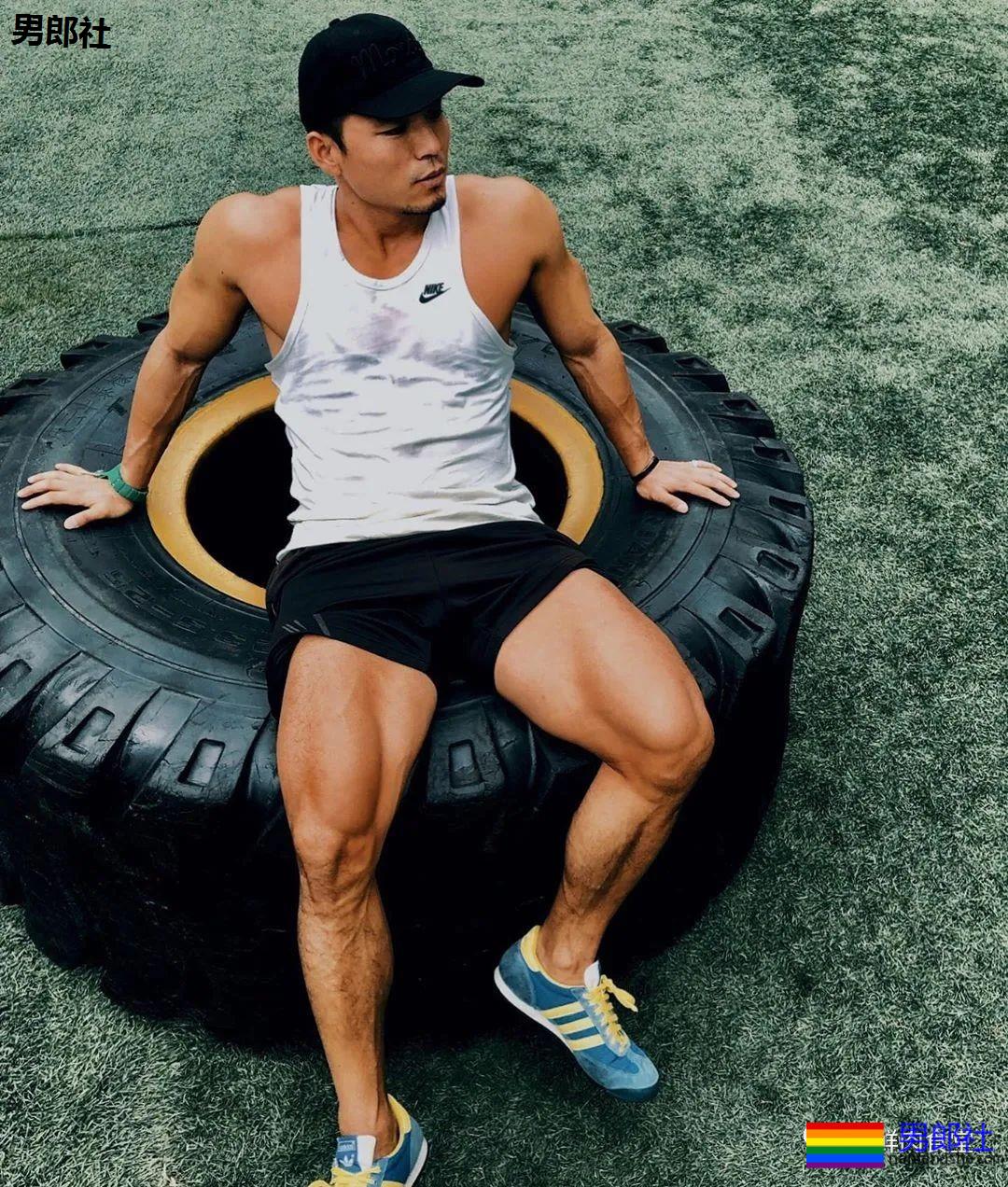 大胸黝黑肌肉汉子,运动裤透露 “ 大 ” 实力!! - 51虹马 大胸黝黑肌肉汉子,运动裤透露 “ 大 ” 实力!! - 51虹马