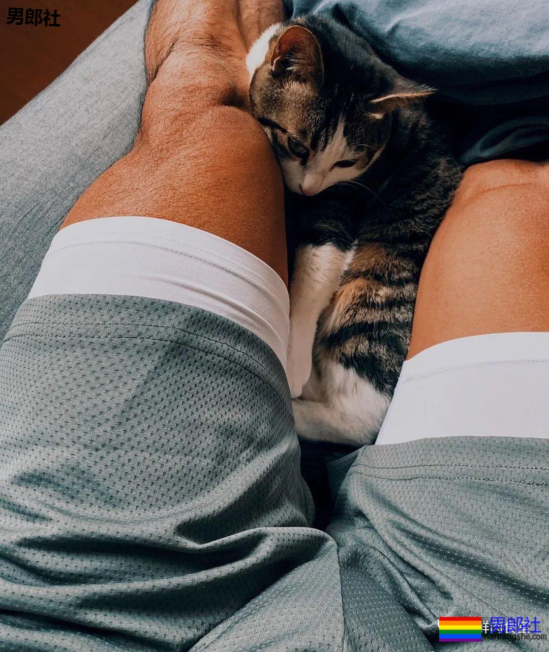 大胸黝黑肌肉汉子,运动裤透露 “ 大 ” 实力!! - 51虹马 大胸黝黑肌肉汉子,运动裤透露 “ 大 ” 实力!! - 51虹马