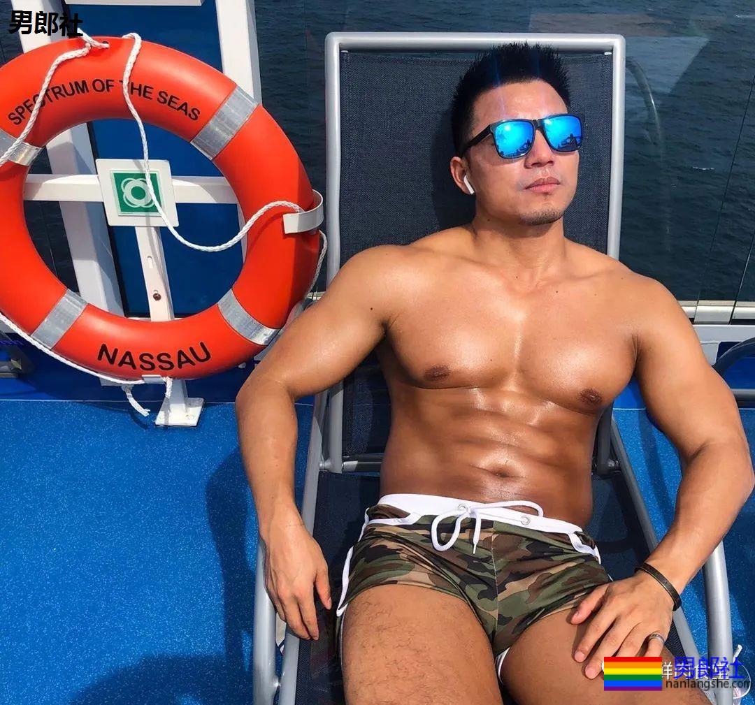 大胸黝黑肌肉汉子,运动裤透露 “ 大 ” 实力!! - 51虹马 大胸黝黑肌肉汉子,运动裤透露 “ 大 ” 实力!! - 51虹马