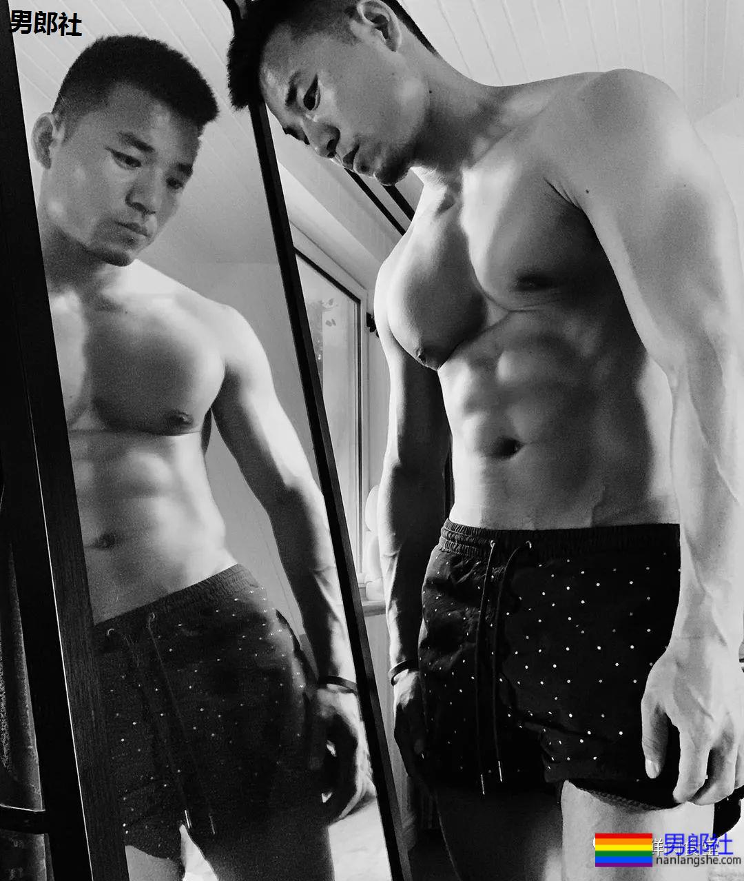 大胸黝黑肌肉汉子,运动裤透露 “ 大 ” 实力!! - 51虹马 大胸黝黑肌肉汉子,运动裤透露 “ 大 ” 实力!! - 51虹马