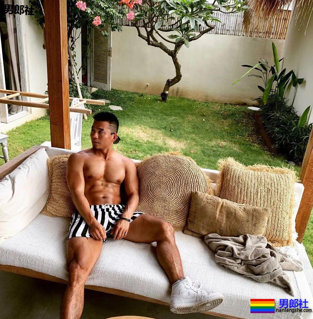 大胸黝黑肌肉汉子,运动裤透露 “ 大 ” 实力!! - 51虹马 大胸黝黑肌肉汉子,运动裤透露 “ 大 ” 实力!! - 51虹马