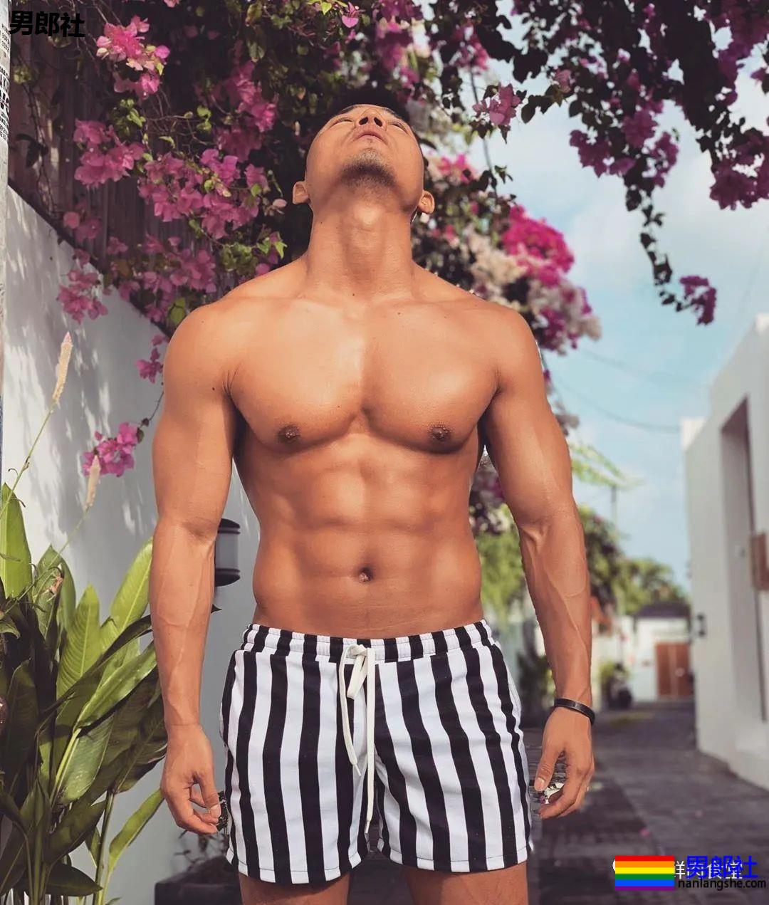 大胸黝黑肌肉汉子,运动裤透露 “ 大 ” 实力!! - 51虹马 大胸黝黑肌肉汉子,运动裤透露 “ 大 ” 实力!! - 51虹马