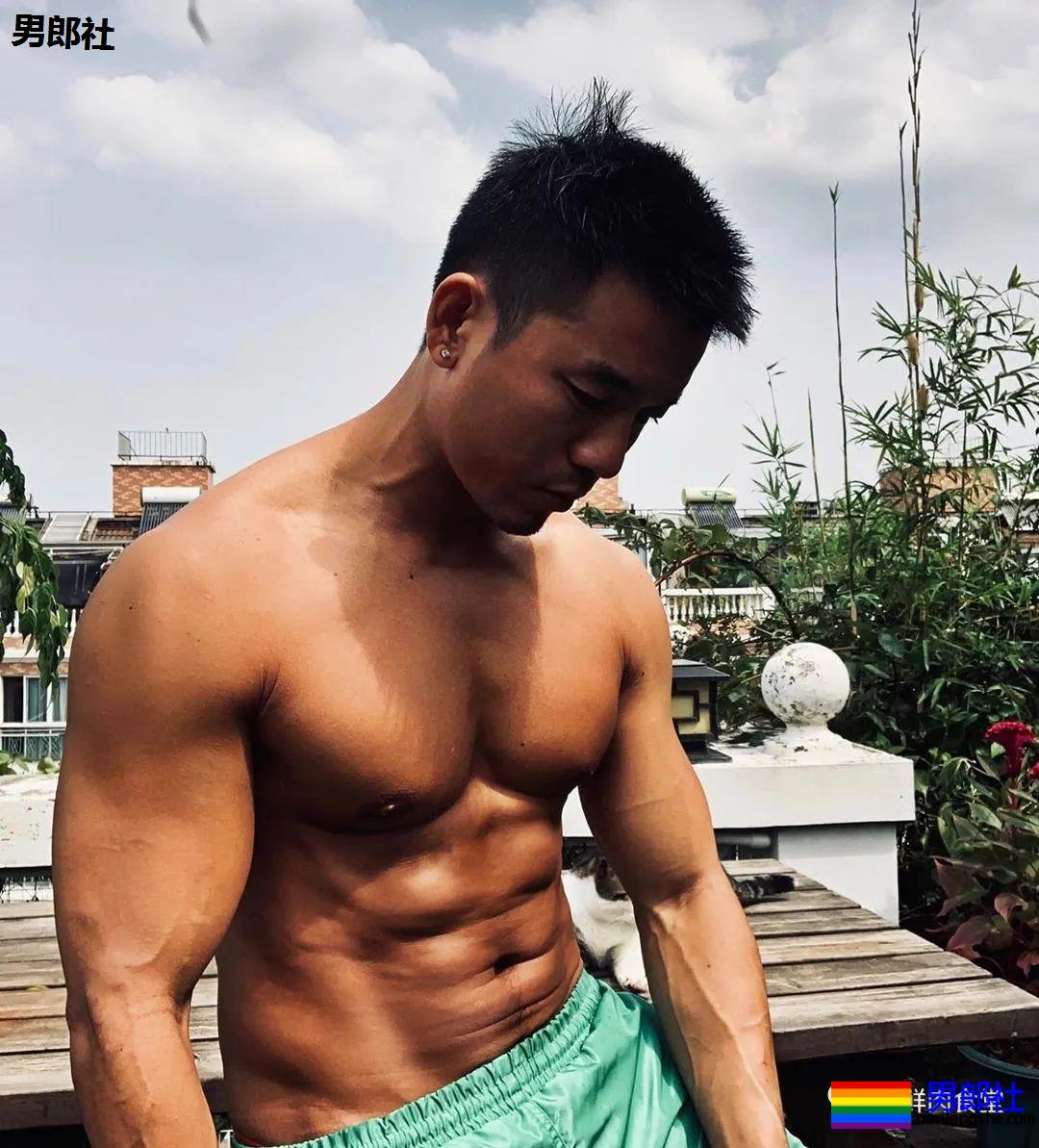 大胸黝黑肌肉汉子,运动裤透露 “ 大 ” 实力!! - 51虹马 大胸黝黑肌肉汉子,运动裤透露 “ 大 ” 实力!! - 51虹马