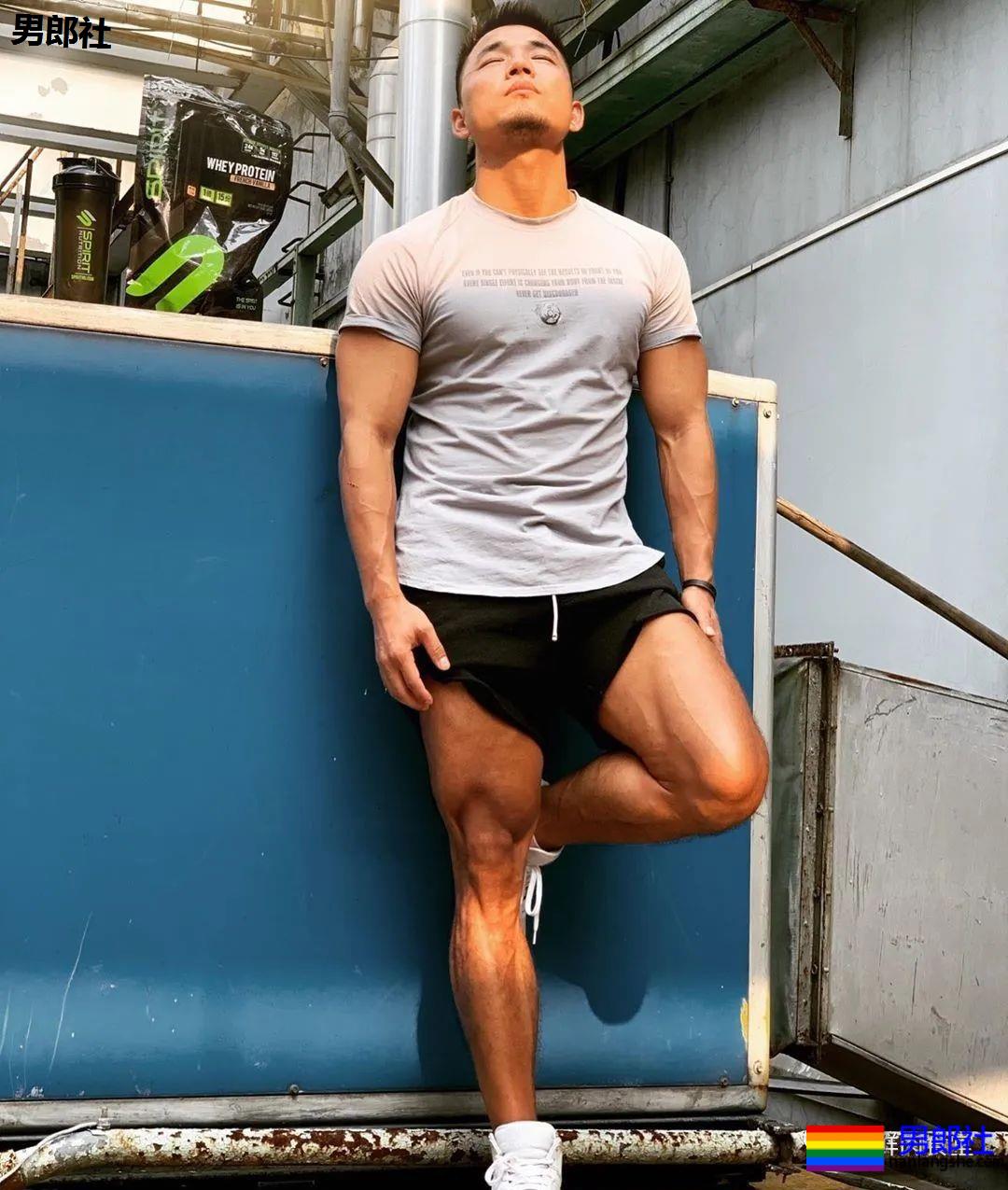 大胸黝黑肌肉汉子,运动裤透露 “ 大 ” 实力!! - 51虹马 大胸黝黑肌肉汉子,运动裤透露 “ 大 ” 实力!! - 51虹马