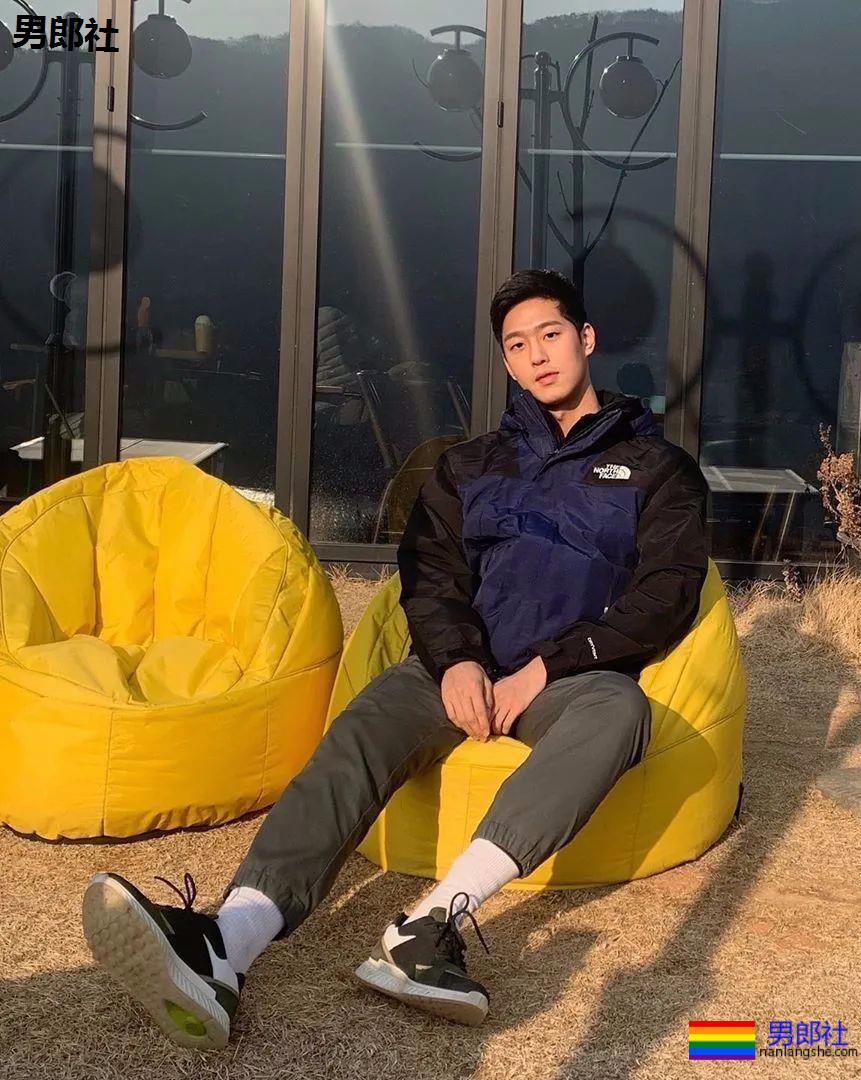 长腿欧巴的制服诱惑！你能挺几秒？ - 51虹马