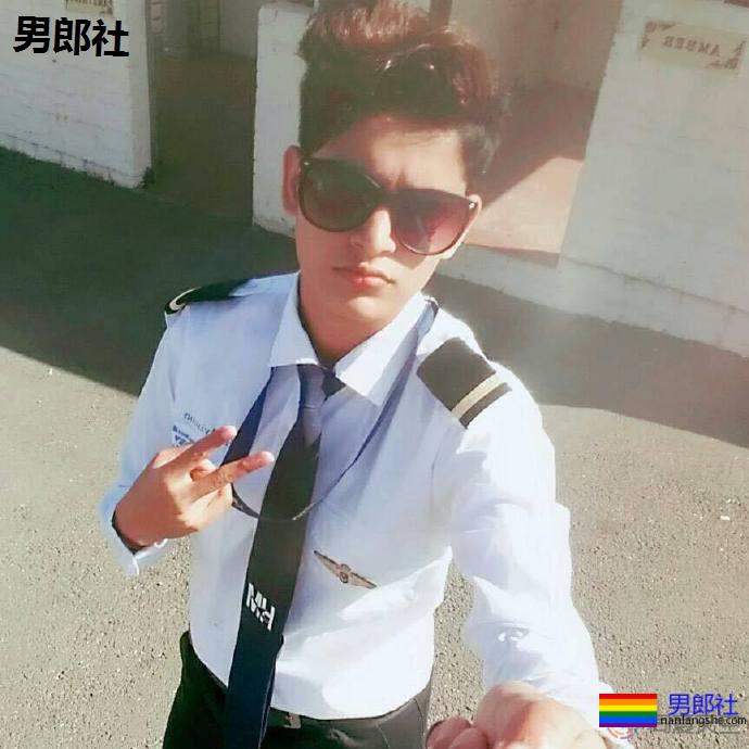 印度首位跨性别飞行员因“性别不一致”被禁飞半年 - 51虹马 印度首位跨性别飞行员因“性别不一致”被禁飞半年 - 51虹马