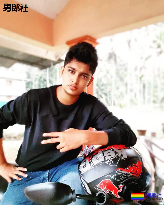 印度首位跨性别飞行员因“性别不一致”被禁飞半年 - 51虹马 印度首位跨性别飞行员因“性别不一致”被禁飞半年 - 51虹马