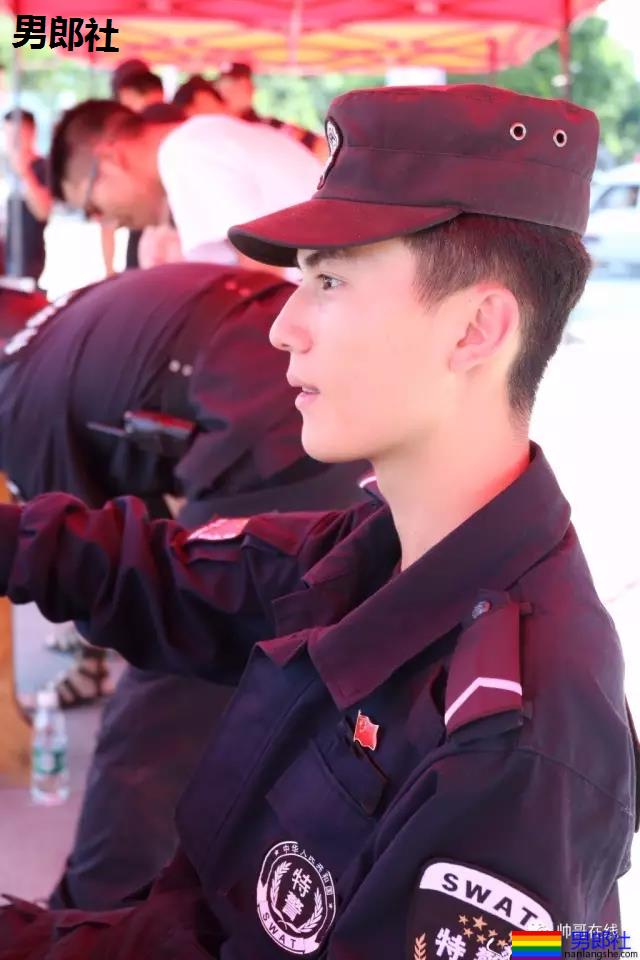 湖南卫视捧红的神颜兵哥哥，寸头制服A到爆，现在变成这样了…… - 51虹马