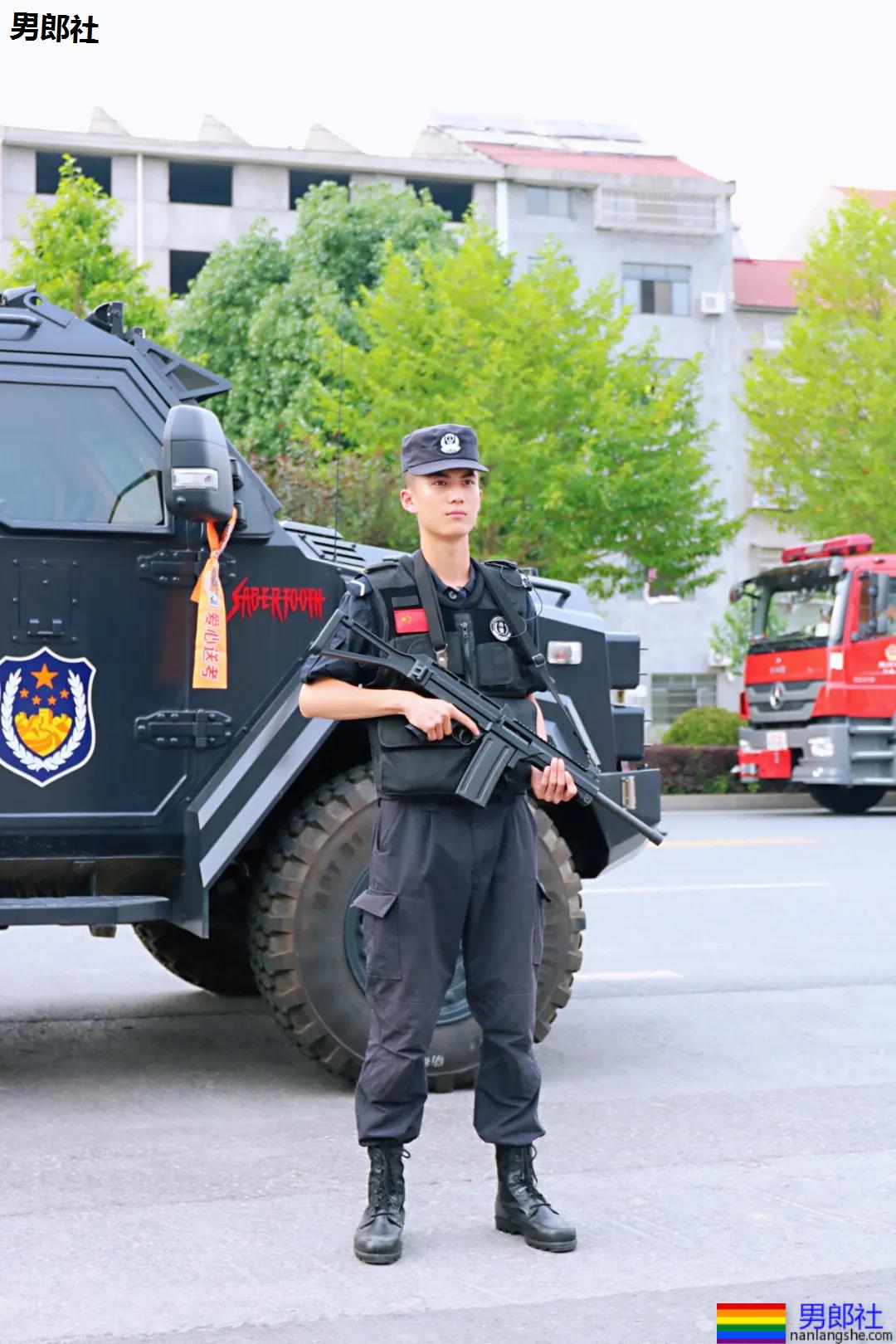 湖南卫视捧红的神颜兵哥哥，寸头制服A到爆，现在变成这样了…… - 51虹马