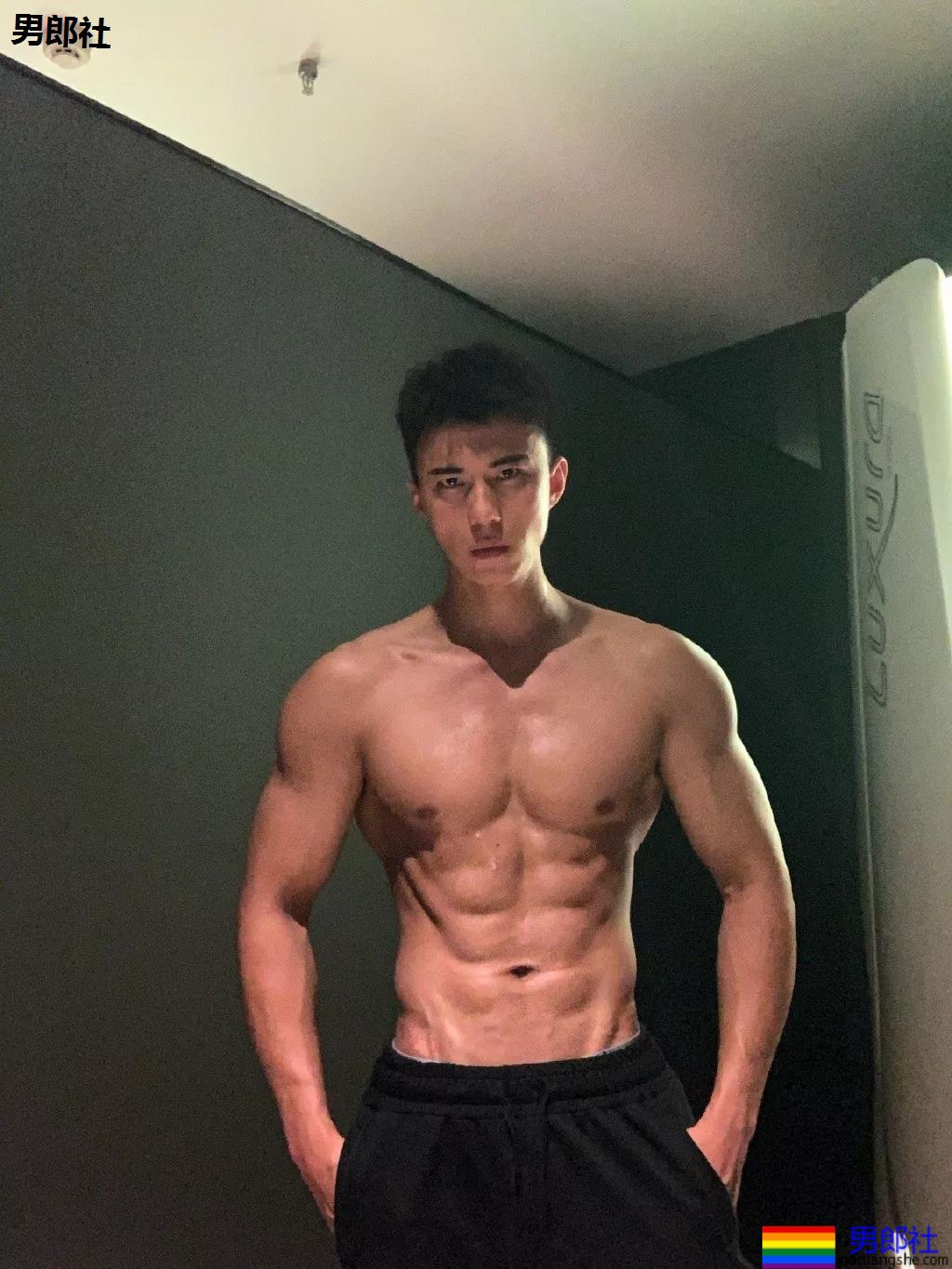 湖南卫视捧红的神颜兵哥哥，寸头制服A到爆，现在变成这样了…… - 51虹马