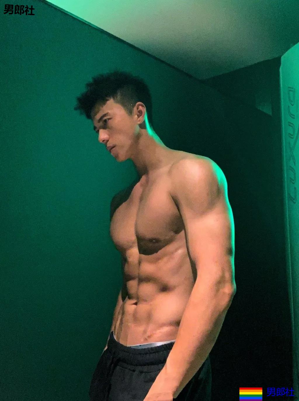 湖南卫视捧红的神颜兵哥哥，寸头制服A到爆，现在变成这样了…… - 51虹马