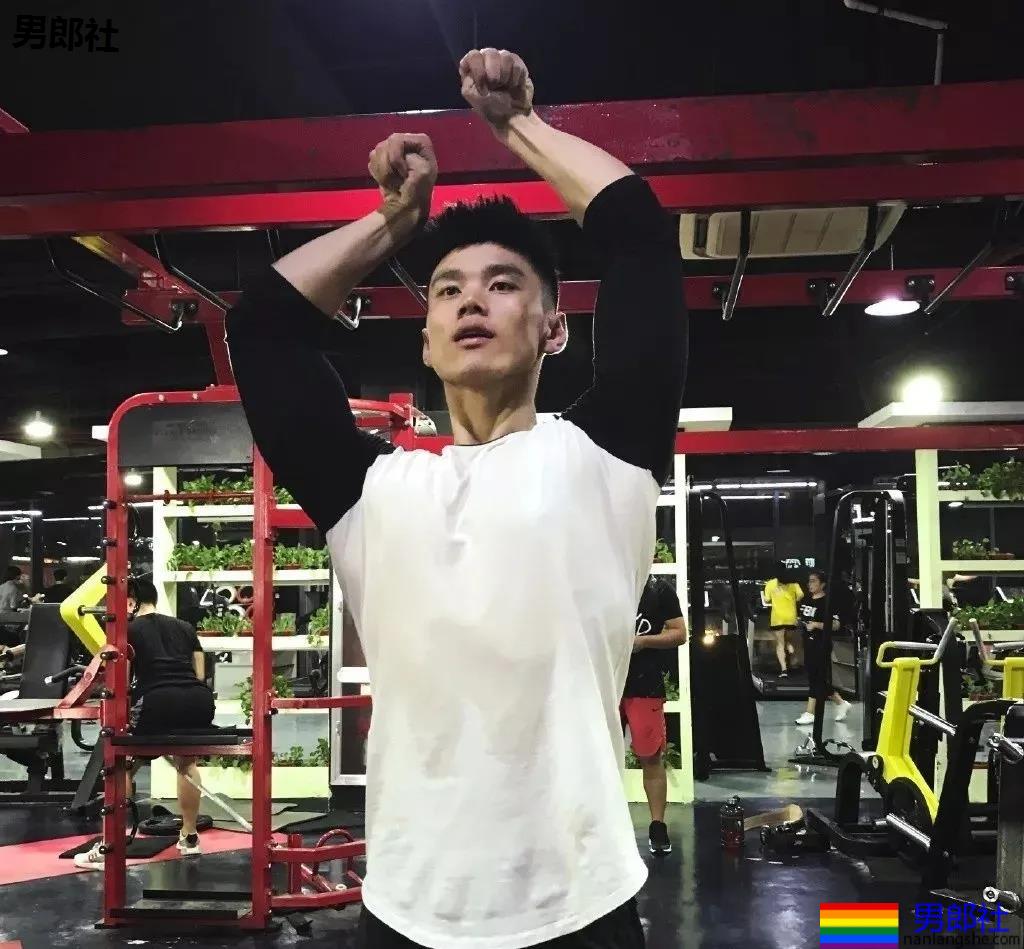 后翘188长腿筋霸小狼狗，腹肌腱子肉身材，哪哪都太强！ - 51虹马