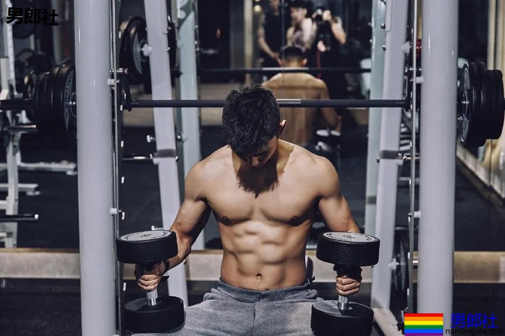 后翘188长腿筋霸小狼狗，腹肌腱子肉身材，哪哪都太强！ - 51虹马