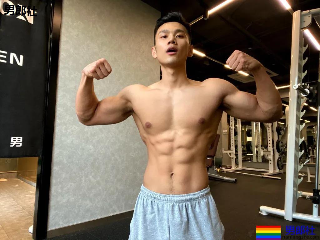 后翘188长腿筋霸小狼狗，腹肌腱子肉身材，哪哪都太强！ - 51虹马