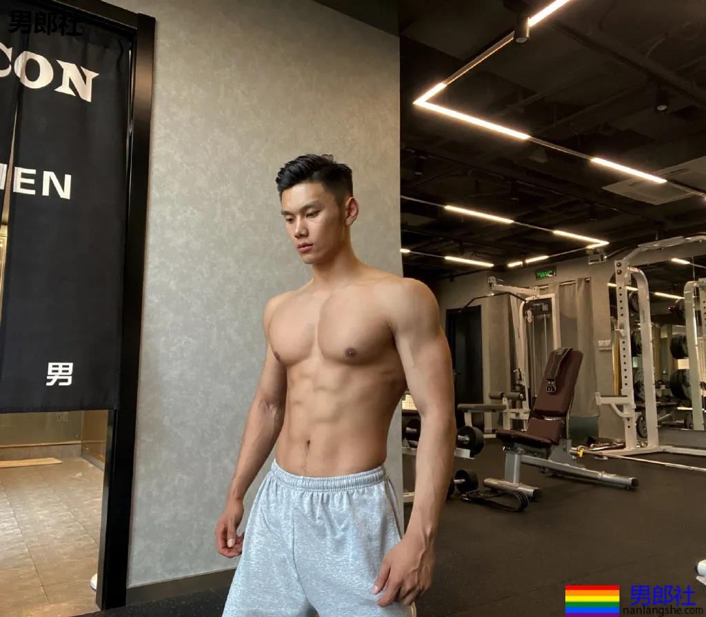 后翘188长腿筋霸小狼狗，腹肌腱子肉身材，哪哪都太强！ - 51虹马