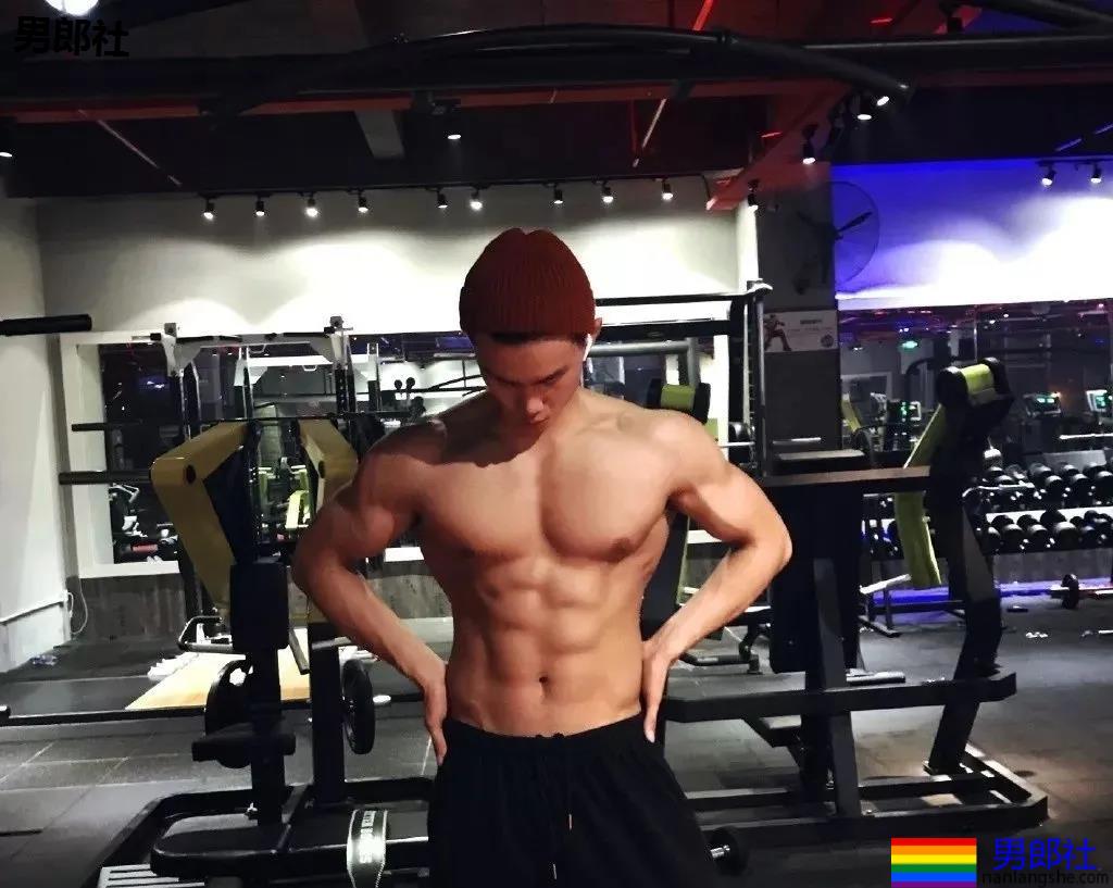 后翘188长腿筋霸小狼狗，腹肌腱子肉身材，哪哪都太强！ - 51虹马