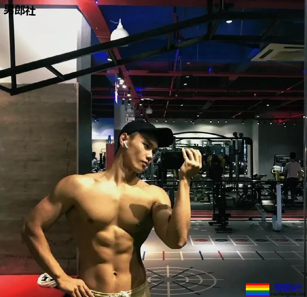 后翘188长腿筋霸小狼狗，腹肌腱子肉身材，哪哪都太强！ - 51虹马