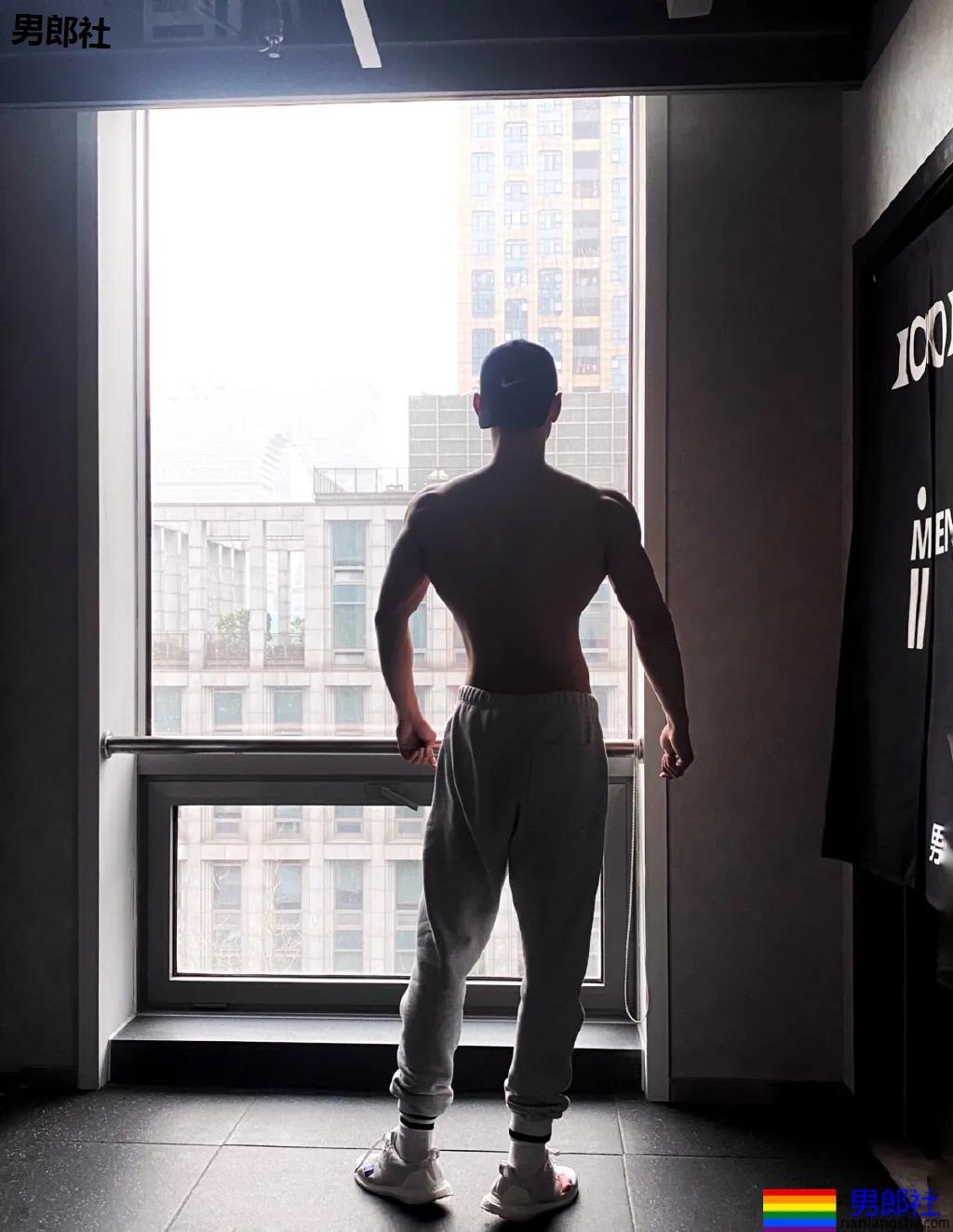 后翘188长腿筋霸小狼狗，腹肌腱子肉身材，哪哪都太强！ - 51虹马