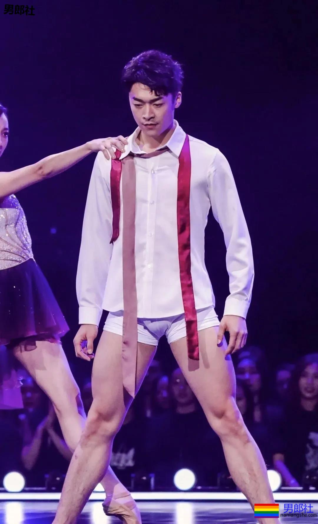 只穿白色内裤上湖南台跳舞的东北小哥哥，大家都在盯着他的巨大实力！ - 51虹马