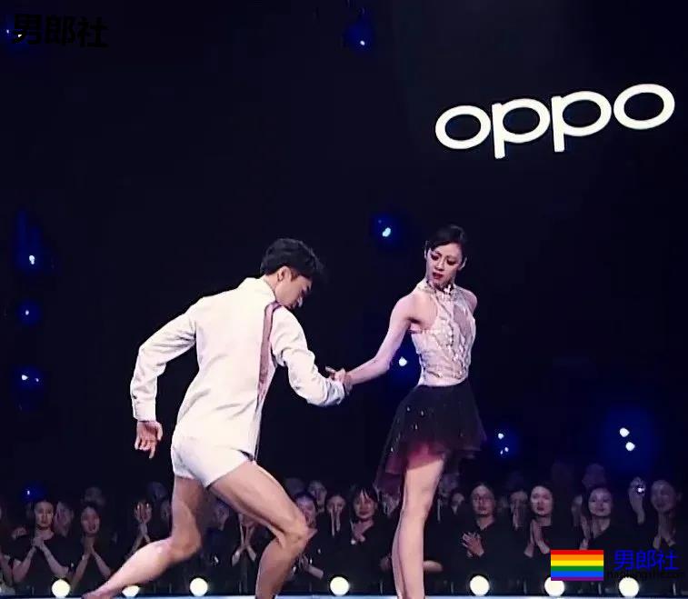 只穿白色内裤上湖南台跳舞的东北小哥哥，大家都在盯着他的巨大实力！ - 51虹马