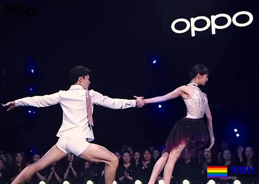 只穿白色内裤上湖南台跳舞的东北小哥哥，大家都在盯着他的巨大实力！ - 51虹马