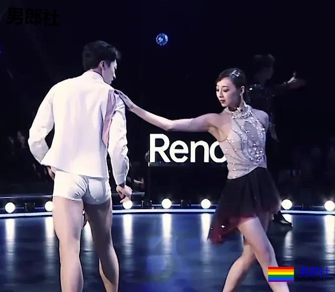 只穿白色内裤上湖南台跳舞的东北小哥哥，大家都在盯着他的巨大实力！ - 51虹马