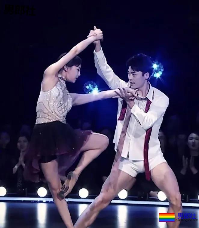 只穿白色内裤上湖南台跳舞的东北小哥哥，大家都在盯着他的巨大实力！ - 51虹马