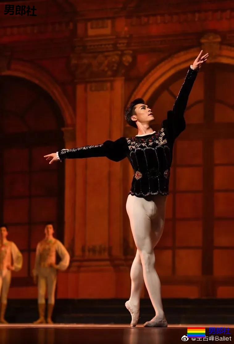 只穿白色内裤上湖南台跳舞的东北小哥哥，大家都在盯着他的巨大实力！ - 51虹马