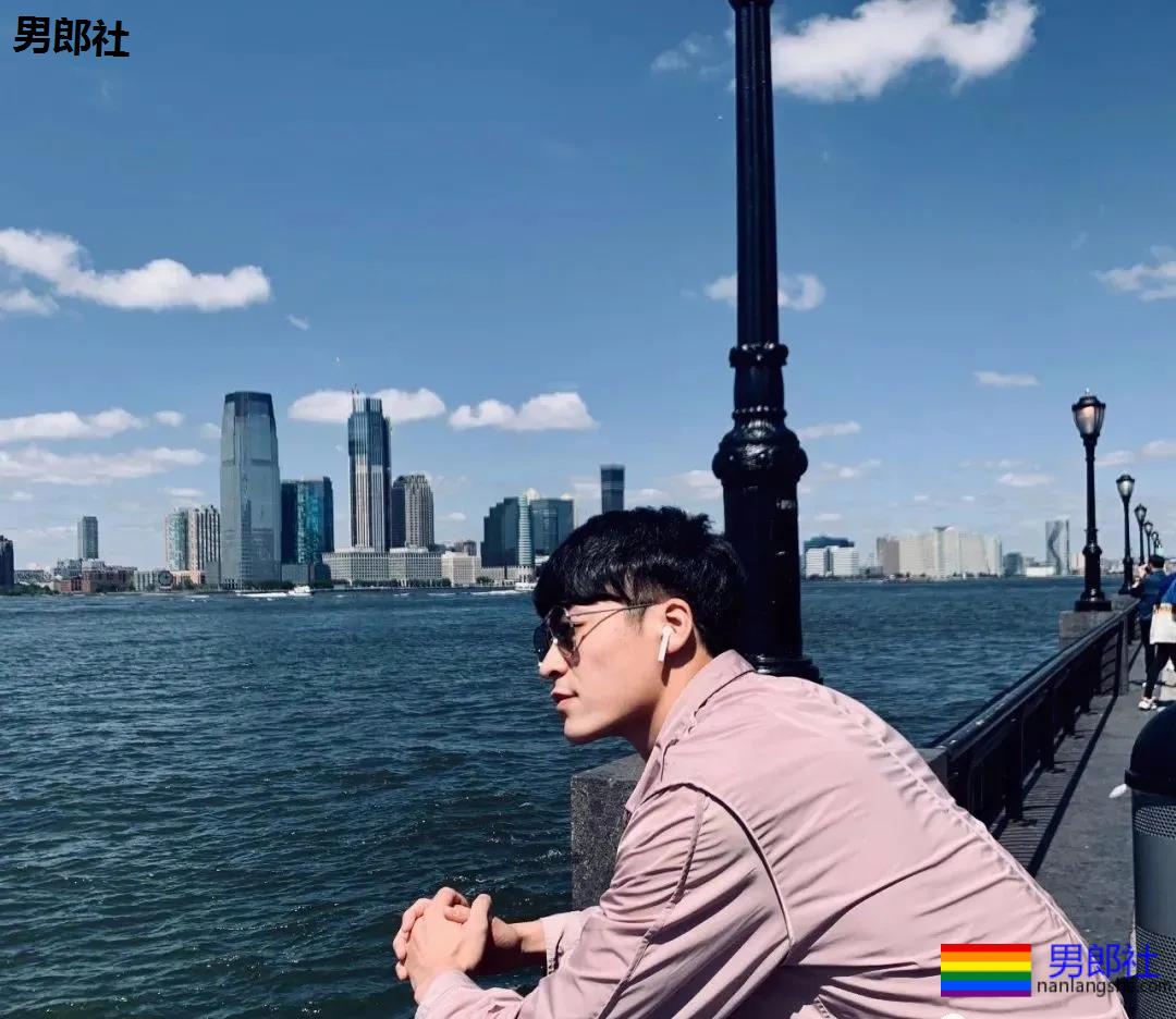 只穿白色内裤上湖南台跳舞的东北小哥哥，大家都在盯着他的巨大实力！ - 51虹马