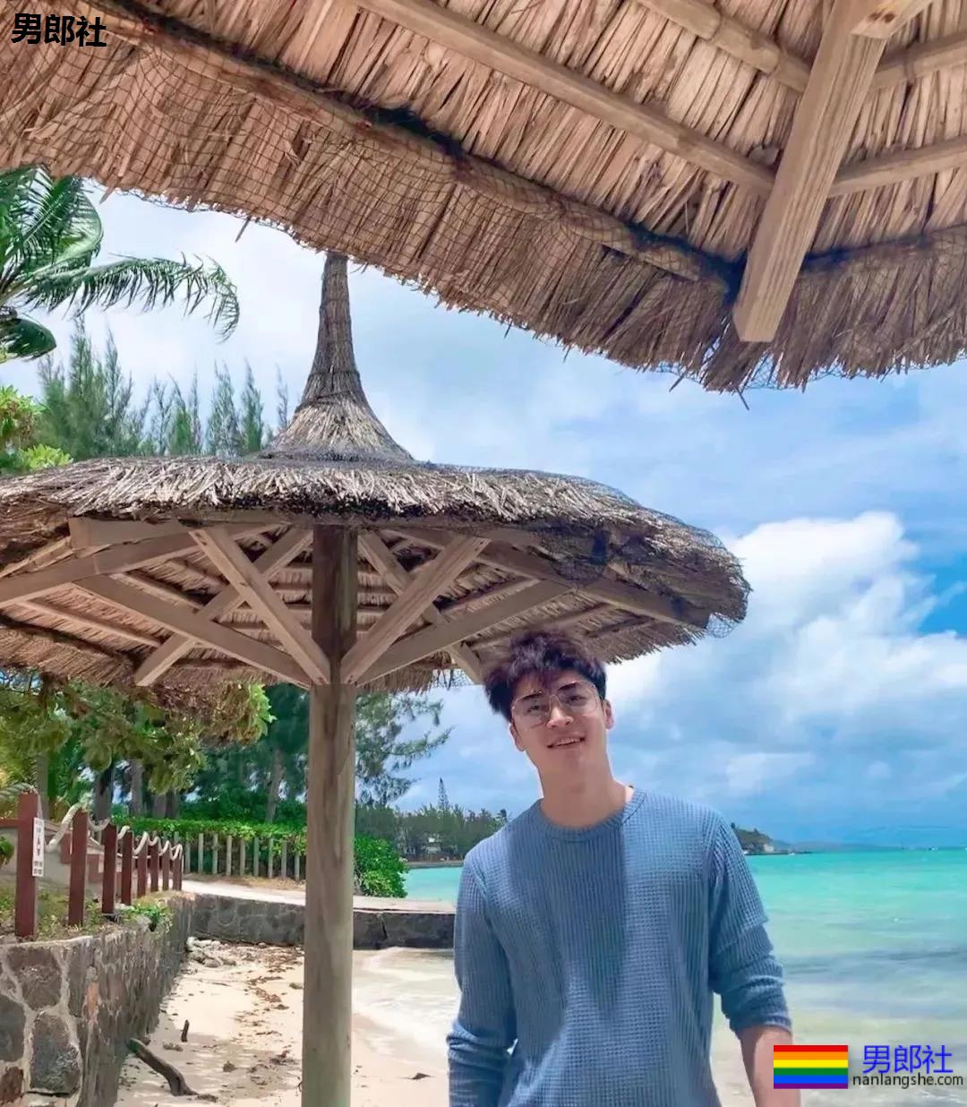 只穿白色内裤上湖南台跳舞的东北小哥哥，大家都在盯着他的巨大实力！ - 51虹马