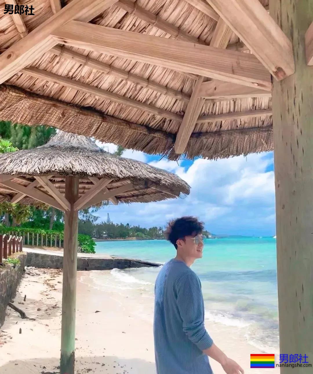 只穿白色内裤上湖南台跳舞的东北小哥哥，大家都在盯着他的巨大实力！ - 51虹马