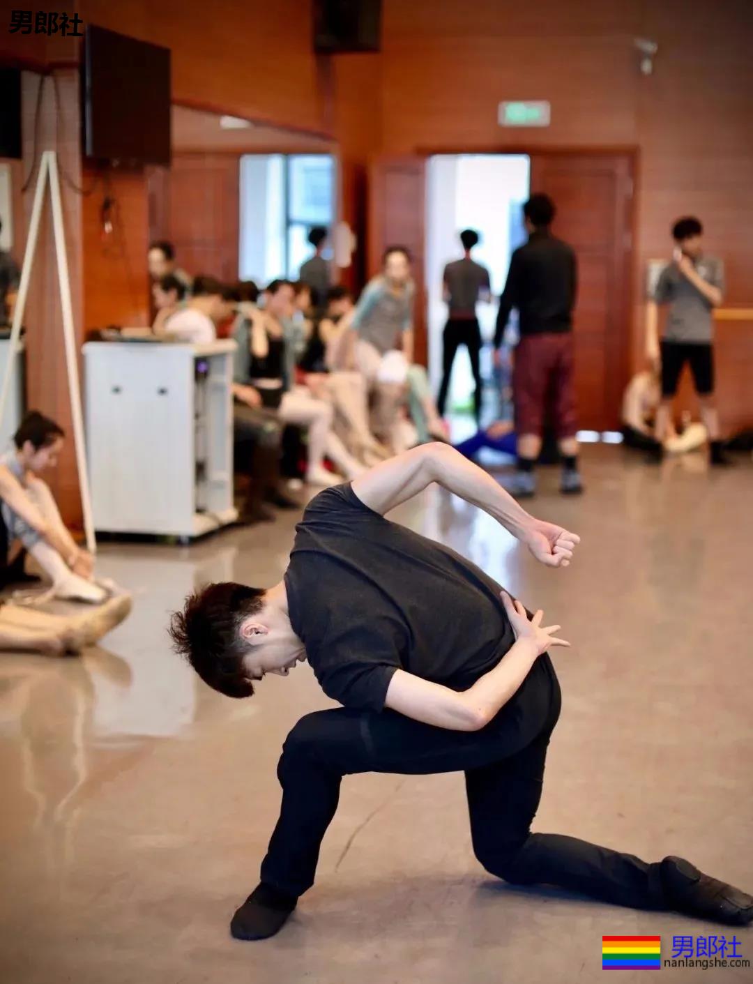 只穿白色内裤上湖南台跳舞的东北小哥哥，大家都在盯着他的巨大实力！ - 51虹马