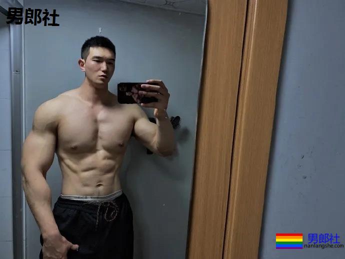 大到犯规！193cm筋肉小哥，他是“肌肉版”杨洋！ - 51虹马