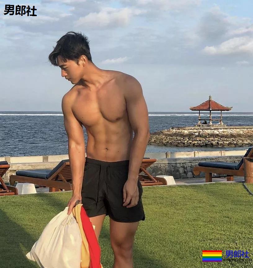 泳裤大包名媛疑是塞东西？发堉超强！塞了什么东西！？-51虹马