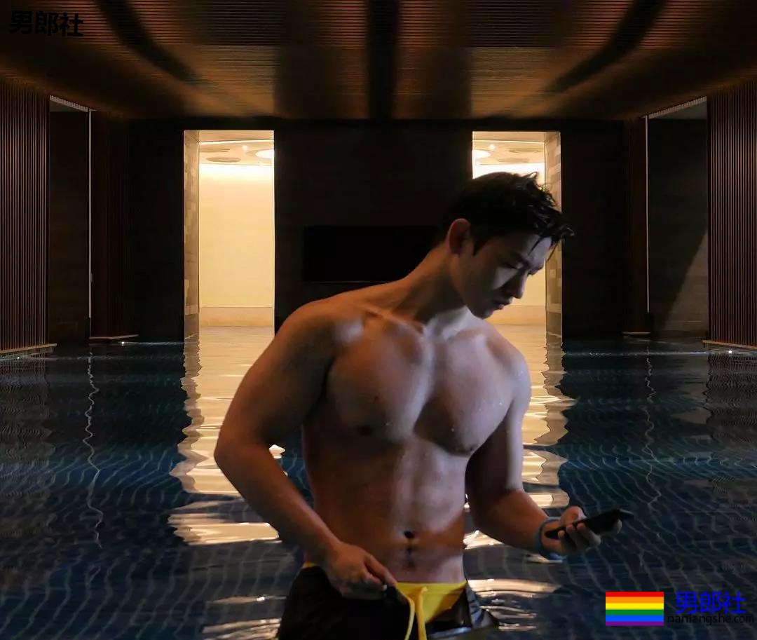 泳裤大包名媛疑是塞东西?发堉超强!塞了什么东西!? - 51虹马 泳裤大包名媛疑是塞东西?发堉超强!塞了什么东西!? - 51虹马