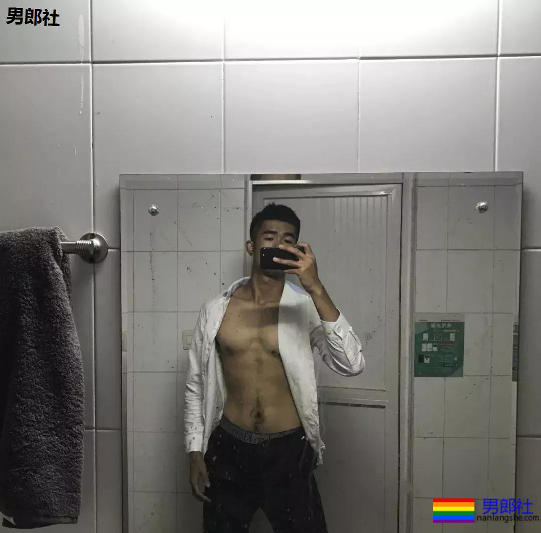 更衣室的00后正装肌肉男!这身材发育的太棒了!-51虹马