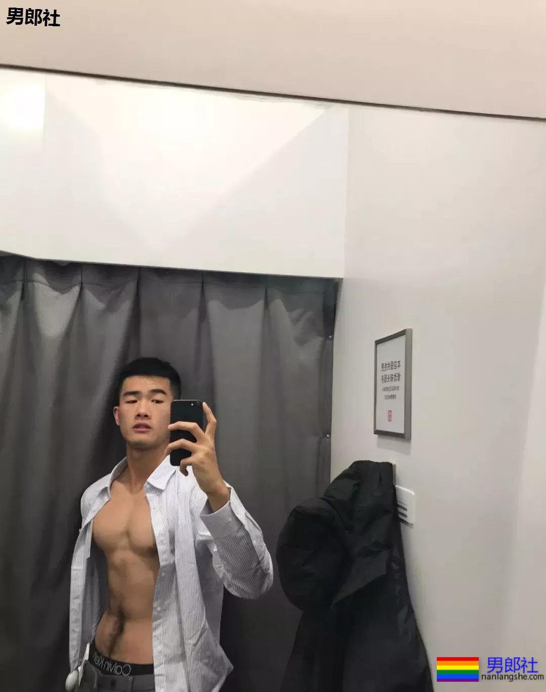 更衣室的00后正装肌肉男！这身材发育的太棒了！ - 51虹马