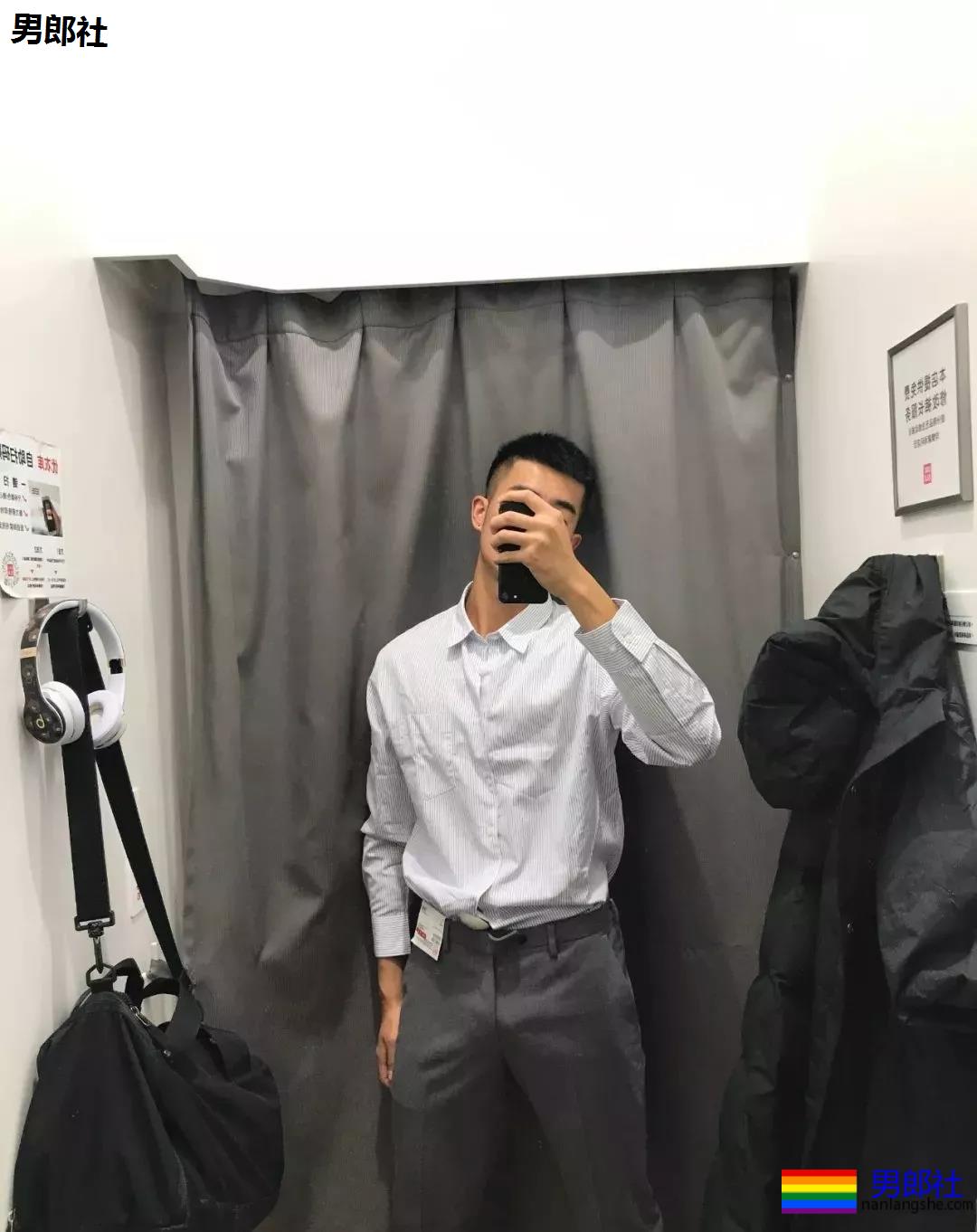 更衣室的00后正装肌肉男！这身材发育的太棒了！ - 51虹马