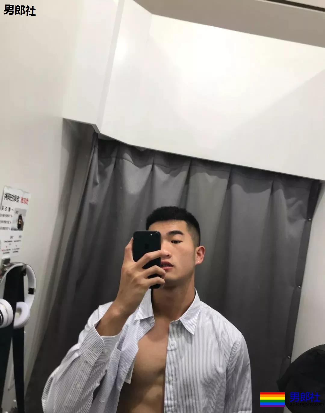 更衣室的00后正装肌肉男！这身材发育的太棒了！ - 51虹马