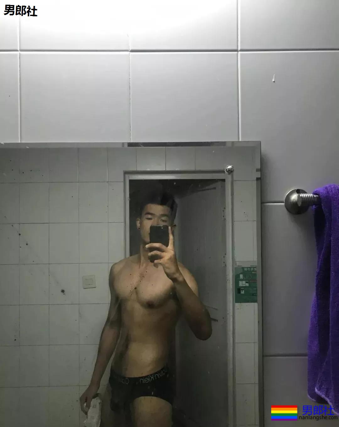 更衣室的00后正装肌肉男！这身材发育的太棒了！ - 51虹马