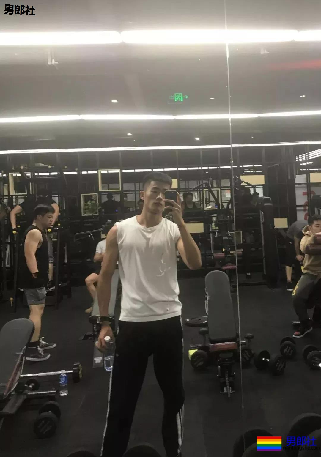 更衣室的00后正装肌肉男！这身材发育的太棒了！ - 51虹马