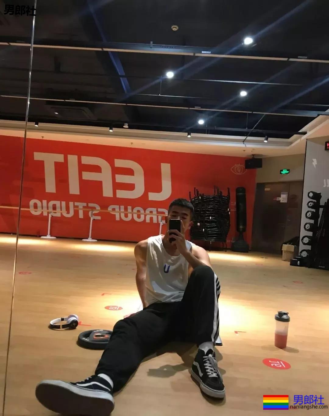 更衣室的00后正装肌肉男！这身材发育的太棒了！ - 51虹马