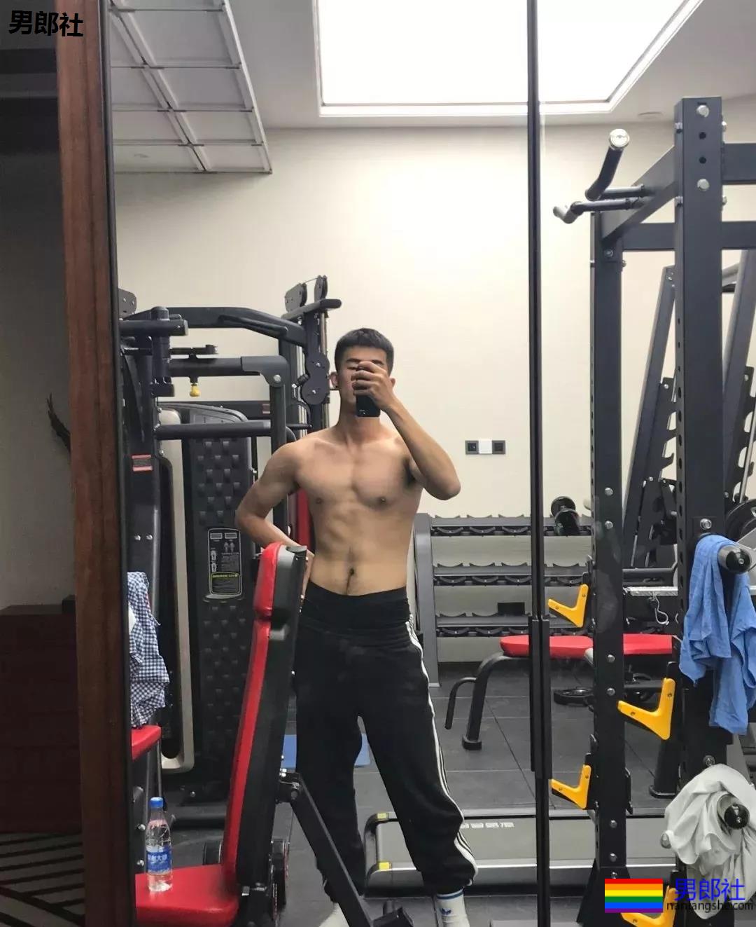 更衣室的00后正装肌肉男！这身材发育的太棒了！ - 51虹马