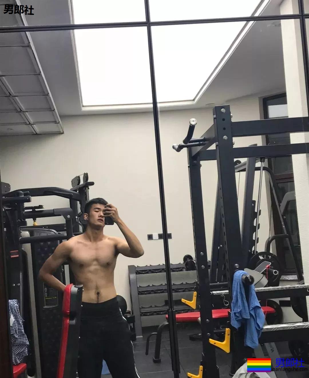 更衣室的00后正装肌肉男！这身材发育的太棒了！ - 51虹马