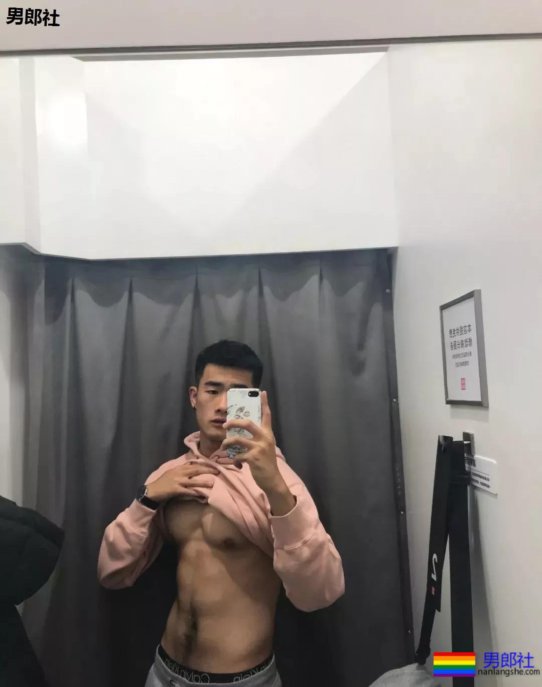 更衣室的00后正装肌肉男！这身材发育的太棒了！ - 51虹马