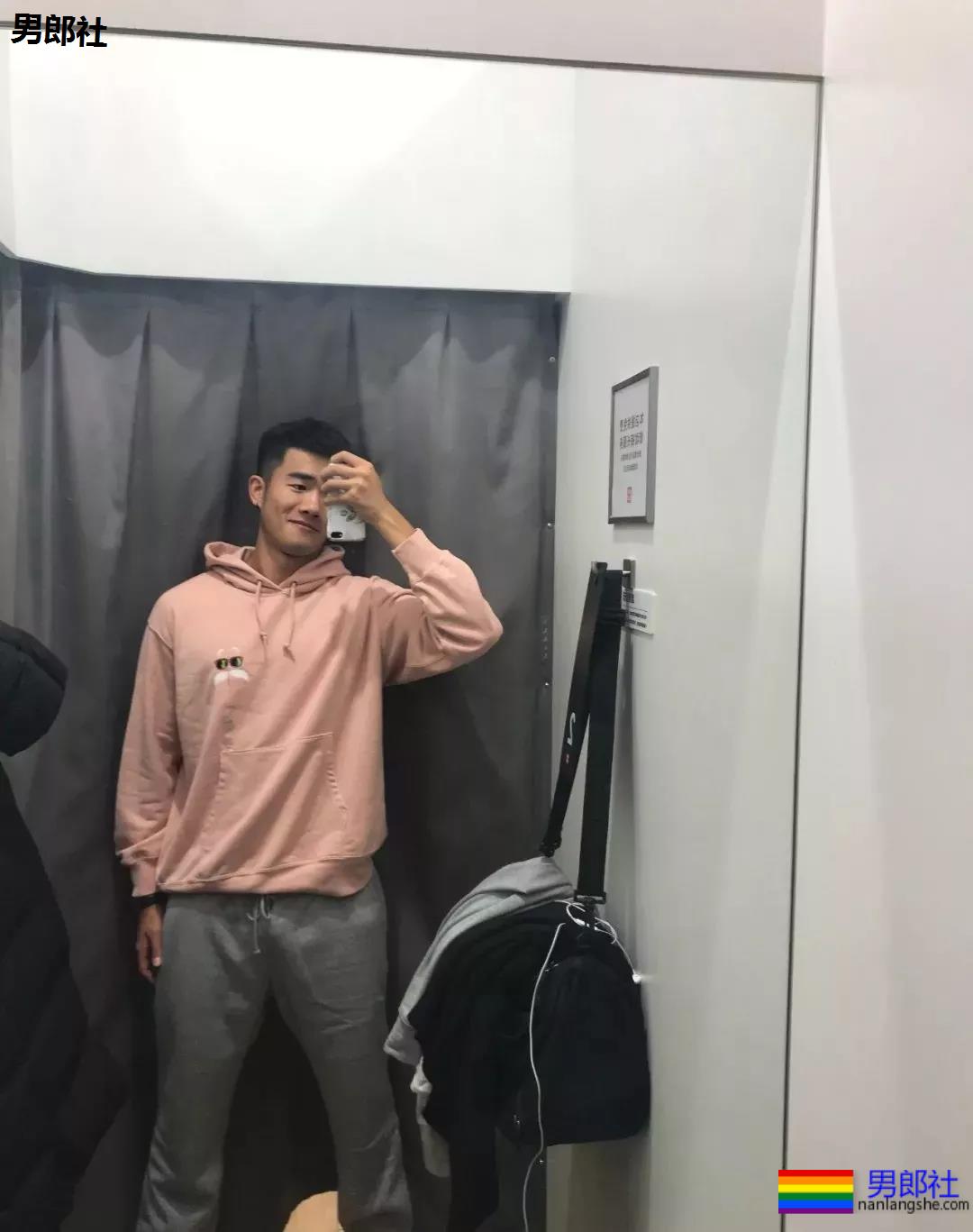 更衣室的00后正装肌肉男！这身材发育的太棒了！ - 51虹马