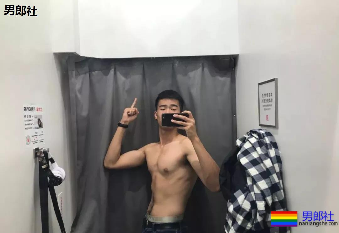 更衣室的00后正装肌肉男！这身材发育的太棒了！ - 51虹马