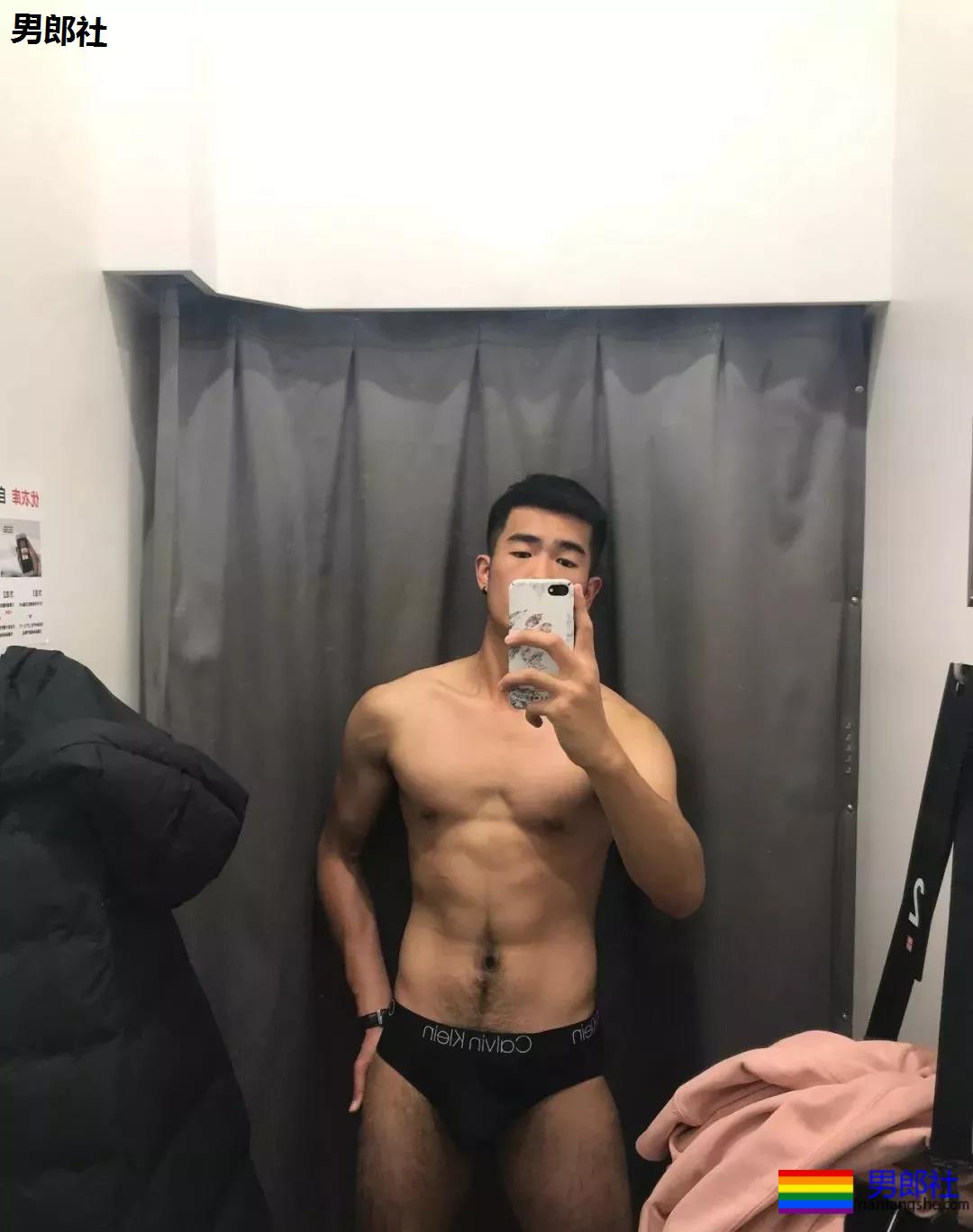 更衣室的00后正装肌肉男！这身材发育的太棒了！ - 51虹马