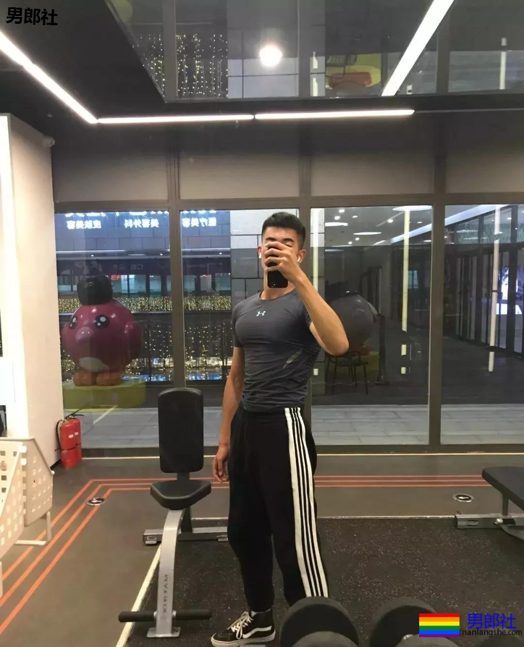 更衣室的00后正装肌肉男！这身材发育的太棒了！ - 51虹马